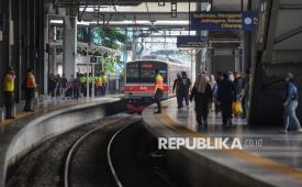 Kereta memasuki peron Stasiun Tanah Abang. Perjalanan KRL yang melintas di jalur Cikarang-Duri mengalami gangguan akibat kebakaran di dekat kawasan Tanah Abang. (iustrasi)