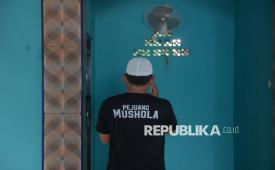 Tim Pejuang Mushola mengumandangkan azan usai membersihkan Mushola At-Taqwa di kawasan perbatasan TPST Bantar Gebang, Bekasi, Jawa Barat, Selasa (10/3/2026). Pejuang Mushola dan Artha Graha Peduli kembali berkolaborasi menggelar kegiatan sosial yang diisi dengan kerja bakti membersihkan area mushola agar tetap bersih, nyaman, dan layak digunakan masyarakat untuk beribadah. Selain kerja bakti, Artha Graha Peduli juga membagikan paket sembako kepada masyarakat di sekitar mushola.
