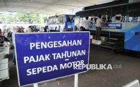 Warga melakukan pembayaran pajak kendaraan bermotor di lokasi layanan Samsat Keliling, Polda Metro Jaya, Jakarta, Selasa (17/6/2025).