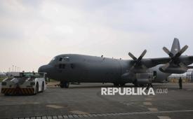 Petugas menggunakan kendaraan khusus saat mendorong pesawat C-130H A-1319 hasil modernisasi usai diserahterimakan dari Garuda Maintenance Facility (GMF) kepada Kementerian Pertahanan di Hanggar Garuda Maintenance Facility Aero Asia, Bandara Soekarno Hatta, Tangerang, Banten, Rabu (19/8/2026). PT Garuda Maintenance Facility Aero Asia Tbk menyerahkan pesawat C-130H A-1319 kepada Kementerian Pertahanan setelah menyelesaikan program modernisasi untuk memperkuat kesiapan operasional armada angkut TNI Angkatan Udara. 