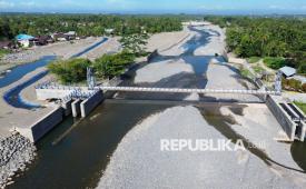 Proyek pemulihan irigasi sementara di bendungan Koto Tuo, Padang, Sumatera Barat, Sabtu (30/5/2026). Pemkot Padang mengalokasikan anggaran sekitar Rp226 miliar untuk pemulihan produktivitas masyarakat melalui pembangunan kembali infrastruktur jalan, drainase, dan jaringan irigasi yang terdampak bencana dengan pengerjaan fisik permanen ditargetkan mulai dilaksanakan pada pertengahan Juli 2026. 