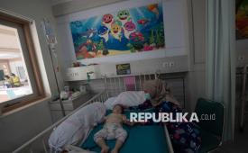 Orang tua dari pasien anak penderita infeksi saluran pernapasan akut (ISPA) menunggu anaknya yang menjalani perawatan di Rumah Sakit Charitas Palembang, Sumatera Selatan, Jumat (9/10/2026). Asap karhutla dapat mengganggu sistem pernapasan anak dan bayi.