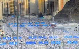 Jamaah haji berjalan untuk melaksanakan jumrah aqobah di Jamarat, Makkah, Arab Saudi, Ahad (16/6/2024). Lempar jumrah aqobah merupakan salah satu syarat yang wajib dilakukan pada ibadah haji sebagai simbol pengusiran setan yang pernah dilakukan Nabi Ibrahim AS.