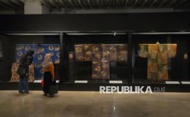Pengunjung mengamati baju kimono pada pameran Jalinan Waktu: Pewarnaan dan Tenunan Wastra Indonesia dan Jepang (Threading Across Time: Dyeing and Weaving of Indonesia and Japan) di Museum Nasional Indonesia, Jakarta, Sabtu (29/11/2025). Museum Nasional ditargetkan mampu menarik sebanyak 780 ribu pengunjung sepanjang tahun ini.