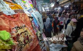 Pengunjung mengamati batik yang dijual di Pasar Beringharjo, Yogyakarta, Senin (29/12/2025). Pengelola Pasar Beringharjo mencatat, pada saat libur Natal 2025 dan Tahun Baru 2026 ini jumlah pengunjung di pasar terebut mencapai sekitar 15 ribu pengunjung setiap harinya. 