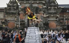 Seorang pemuda melakukan atraksi Lompat Batu Nias pada Pekan Raya Kaya Budaya di Taman Mini Indonesia Indah (TMII), Jakarta, Kamis (28/5/2026). TMII menggelar Pekan Raya Kaya Budaya untuk menyambut libur panjang akhir pekan dengan festival seni budaya Nusantara yang berlangsung mulai 27 Mei hingga 1 Juni 2026. 