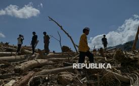 Anak-anak bermain di genangan air banjir bandang yang melanda di kawasan Desa Batu Bedulang, Aceh Tamiang, Aceh, Selasa (23/12/2025). Aktivitas tersebut dilakukan anak-anak untuk mengisi waktu di tengah situasi bencana banjir bandang di kampungnya. Meski demikian, sejumlah anak mengaku senang dengan aktivitas tersebut karena dilakukan secara bersama.