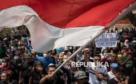 Salah satu koordinator Aliansi Masyarakat Pati Bersatu, Supriyono alias Botok Pati mengibarkan bendera Merah Putih saat mengawal warga mengirimkan surat berisi desakan kepada Komisi Pemberantasan Korupsi (KPK) terkait dugaan korupsi Bupati Pati Sudewo melalui Kantor Pos Pati di Kabupaten Pati, Jawa Tengah Senin (25/8/2025).Aksi mengirimkan surat sejak Sabtu (23/8) hingga (31/8) secara bertahap dan serentak dari total sekitar 10.000 rancangan surat yang dibagikan Aliansi Masyarakat Pati Bersatu itu ditujukan untuk mendesak KPK mengusut tuntas kasus dugaan korupsi dalam proyek pemeliharaan dan pembangunan jalur kereta api antara Solo Balapan, Kadipiro, dan Kalioso yang melibatkan Sudewo saat masih menjabat anggota DPR periode 2019-2024. 