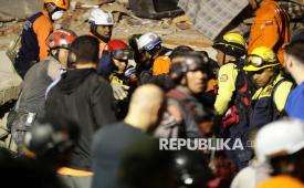 Tim tanggap darurat mencari korban di antara reruntuhan bangunan yang roboh akibat gempa bumi kuat di Caracas, Venezuela, Kamis (25/6/2026). Setidaknya 32 orang tewas dan 700 lainnya terluka akibat gempa bumi yang menghantam Venezuela. Sejumlah bangunan juga dilaporkan rusak akibat gempa. Pemerintah Venezuela juga menetapan status darurat nasional bencana gempa bumi.
