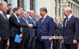 Presiden Rusia Vladimir Putin (kanan) dan Presiden China Xi Jinping (tengah) saat menghadiri upacara penyambutan di Great Hall of the People di Beijing, China, 20 Mei 2026.
