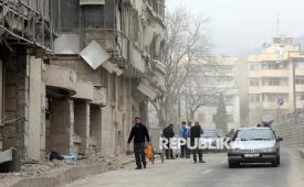 Warga melintas di depan Rumah Sakit Gandhi yang rusak akibat serangan udara Israel di Teheran, Iran, Senin (2/3/2026). Rumah Sakit Gandhi terkena serangan udara Israel pada 1 Maret. Operasi militer gabungan Israel-AS menargetkan beberapa lokasi di seluruh Iran.
