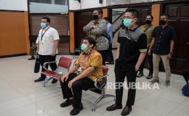 Putra dari pengusaha Muhammad Riza Chalid, Muhammad Kerry Adrianto (duduk) menjalani sidang sebagai saksi di Pengadilan Negeri Jakarta Selatan, Senin (24/5/2025). 