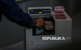 Karyawan menghitung uang rupiah di Kantor Valuta Inti Prima, Jakarta, Jumat (5/6/2026). Pada perdagangan Jumat (5/6/2026), rupiah dibuka melemah 0,08 persen ke level Rp 18.064 per dolar AS. Pada sekitar pukul 12.55 WIB, mata uang Garuda terpantau bergerak fluktuatif di posisi Rp 18.035 per dolar AS. Namun pada penutupan perdagangan hari ini terjadi perubahan. Nilai tukar (kurs) rupiah menguat 13 poin atau 0,07 persen. Posisi rupiah naik menjadi Rp18.036 per dolar AS dibanding kurs pada penutupan sebelumnya Rp18.049 per dolar AS.