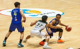 Pebasket Satria Muda Pertamina Bandung Yudha Saputera (kanan) berusaha melewati adangan pebasket Bogor Hornbills Fhirdan Guntara (tengah) pada pertandingan IBL 2026 di GOR Bandung Arena, Bandung, Jawa Barat, Rabu (4/2/2026). Satria Muda Pertamina Bandung berhasil menang melawan Bogor Hornbills dengan skor akhir 76-69. 