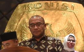 Mantan ketua Komisi Pemilihan Umum Hasyim Asyari (tengah).