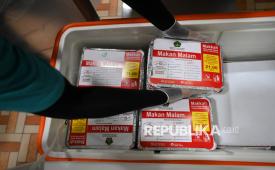 Pekerja mengemas paket makan malam bagi jamaah calon haji Indonesia di dapur Raghaeb Catering, Makkah, Arab Saudi, Selasa (13/5/2025). 