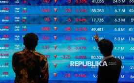 Warga mengamati pergerakan Indeks Harga Saham Gabungan (IHSG) di Bursa Efek Indonesia, Jakarta, Jumat (5/6/2026).