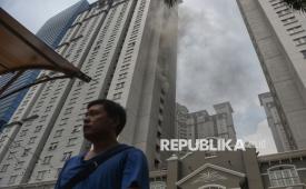 Warga melintasi apartemen di kawasan Tanjung Duren, Jakarta Barat, Kamis (30/4/2026). Pemerintah menawarkan berbagai skema pembiayaan untuk mempercepat penyerapan stok hunian di Jakarta.