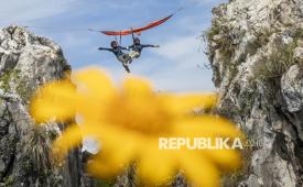 Wisatawan bergelantung di tempat tidur gantung (hammock) saat berwisata di Tebing Hawu, Padalarang, Kabupaten Bandung Barat, Jawa Barat, Senin (12/5/2025). Wisata ekstrem hammock di ketinggian sekitar 50 meter dari atas tanah dengan panorama perbukitan dan persawahan tersebut menjadi salah satu kegiatan wisata luar ruang favorit masyarakat untuk mengisi libur panjang Hari Raya Waisak 2025. 