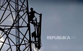 Teknisi melakukan perawatan Base Transceiver Station (BTS) milik PT Tower Bersama Infrastructure Tbk (TBIG) di kawasan Gunung Pancar, Kabupaten Bogor, Jawa Barat.