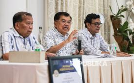 Wakil Presiden RI ke-10 dan ke-12 Jusuf Kalla (tengah) didampingi juru bicara Husain Abdullah (kanan) dan mantan Menkumham Hamid Awaluddin (kiri) memberikan keterangan pers di kediamannya di Jakarta, Sabtu (18/4/2026). Dalam konferensi pers tersebut, Jusuf Kalla memberikan klarifikasi terkait dugaan penistaan agama atas potongan video saat dirinya berceramah di Masjid Kampus Universitas Gajah Mada (UGM) pada Kamis (5/3). 