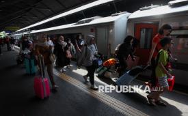 Sejumlah penumpang berjalan menuju gerbong kereta api di Stasiun Surabaya Gubeng, Surabaya, Jawa Timur, Sabtu (20/12/2025). 