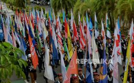Petugas Komisi Pemilihan Umum (KPU) beserta tim marching band menggelar defile kirab bendera peserta Pemilu 2024 dari Jalan imam Bonjol menuju gedung KPU, Jakarta, Senin (27/11/2023). Kirab 18 bendera parpol peserta Pemilu 2024 tersebut dilakukan dalam rangkaian acara Deklarasi Kampanye Pemilu Damai sebagai upaya mensosialisasikan partai politik peserta Pemilu 2024 yang akan digelar pada 14 Februari 2024 mendatang. Selain itu kirab tersebut mendapatkan rekor Muri karena merupakan kirab bendera peserta pemilu secara estafet melalui daerah terbanyak.