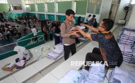 Pelajar mendapatkan perlengkapan sekolah di Gelanggang Remaja, Surabaya, Jawa Timur, Jumat (10/7/2026). Pemkot Surabaya membagikan paket perlengkapan sekolah berupa seragam putih abu-abu, seragam pramuka, sepatu, dan kaus kaki kepada pelajar SMA/SMK/MA sederajat yang berasal dari keluarga miskin dan prasejahtera, anak yatim atau piatu, serta masyarakat yang masuk dalam kelompok desil kesejahteraan terendah. 