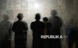 Umat Islam melaksanakan shalat tarawih terakhir bulan Ramadhan 1446 H yang bertepatan dengan Hari Raya Nyepi Tahun Baru Saka 1947 di Masjid Agung Asasuttaqwa, Desa Adat Tuban, Badung, Bali, Sabtu (29/3/2025). Pelaksanaan shalat tarawih di masjid tersebut dilakukan dengan penerangan terbatas dan tidak menggunakan pengeras suara serta hanya diikuti oleh warga yang tinggal dekat dengan masjid guna menghormati umat Hindu yang sedang menjalani catur brata penyepian. 