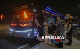 Jamaah haji Indonesia kloter terakhir bersiap menaiki bus setibanya dari Medinah Arab Saudi di Terminal Haji dan Umrah Bandara Soekarno Hatta, Tangerang, Banten, Kamis (10/7/2025). Di hari terakhir pemulangan jamaah haji Indonesia hampir secara berbarengan mendarat dua penerbangan yang membawa tiga kloter yakni kloter 60 Dembarkasi Bekasi dan dua kloter gabungan 61 Dembarkasi Bekasi, kloter 62 Dembarkasi Pondok Gede. 