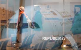 Jamaah calon haji berjalan menuju pesawat saat pemberangkatan di Terminal 1 Bandara Internasional Juanda Surabaya di Sidoarjo, Jawa Timur, Jumat (2/5/2025). Sebanyak 376 jamaah calon haji kloter pertama Embarkasi Surabaya dari Kabupaten Tulungagung diberangkatkan ke Madinah, Arab Saudi. 
