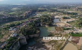 Otoritas Jasa Keuangan (OJK) akan segera mengambil alih pengawasan Bursa Mineral dan Komoditas Strategis (BMKS) dari fungsi pengawasan yang sebelumnya dilakukan oleh Badan Pengawas Perdagangan Berjangka Komoditi (Bappebti). (ilustrasi)