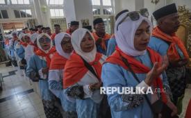 Jamaah calon haji berdoa saat mengikuti acara pelepasan dengan tradisi adat kesultanan di Kedaton Kesultanan Ternate, Maluku Utara, Senin (27/8/2026). Pelepasan secara adat sebanyak 568 calon jamaah haji yang tergabung dalam Kloter 13 Embarkasi Makassar itu untuk mendoakan keselamatan perjalanan menuju Arab Saudi, hingga kembali ke Ternate dalam kondisi sehat serta dapat melaksanakan ibadah haji dengan lancar. 