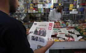 Seorang pria membaca surat kabar harian Iran Vatan Emrouz melaporkan perjanjian tripartit antara China, Iran dan Arab Saudi yang ditandatangani di Beijing sehari sebelumnya, di Teheran, Iran, Sabtu (11/3/2023).