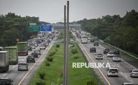 Sejumlah kendaraan melintas saat penerapan rekayasa lalu lintas satu arah atau one way di ruas Tol Cikopo-Palimanan, Kabupaten Majalengka, Jawa Barat, Jumat (27/3/2026). 