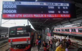 KAI Commuter Prediksi 900 Ribu Orang Naik KRL di Hari Pertama Kerja