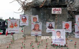 Foto korban serangan udara AS-Israel dipajang di depan reruntuhan bangunan di Teheran, Iran, Senin (13/4/2026). Serangan AS-Israel ke Iran dilaporkan telah menewaskan lebih dari 1.300 orang. Dari jumlah korban itu, sedikitnya 210 anak dikabarkan tewas sejak dimulainya serangan gabungan Amerika Serikat dan Israel ke Iran. Iran dan AS gagal mencapai kesepakatan setelah perundingan perdamaian yang diadakan di Islamabad pada 11 April.