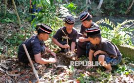 Santri Pondok Pesantren Almusthofa Tebuireng 16 menanam bibit pohon beringin saat kegiatan sedekah alam di kawasan mata air Kali Tejo Desa Malebo, Kandangan, Temanggung, Jawa Tengah, Ahad (18/10/2026). Aksi santri menanam pohon dan membersihkan sungai tersebut dilakukan untuk menyambut Hari Santri Nasional 2026 sekaligus sebagai bentuk keprihatinan terhadap bencana kebakaran hutan dan lahan (karhutla) serta wujud kepedulian santri terhadap pelestarian lingkungan. 