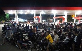 Pengguna kendaraan bermotor mengantre untuk mengisi BBM bersubsidi di SPBU. (ilustrasi)