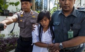 Petugas mengawal warga Filpina terpidana mati, Mary Jane Fiesta Veloso (tengah). 