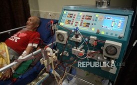Pasien melakukan cuci darah di Klinik Hemodialisis Tidore, Jakarta, Senin (13/1). HIFDI merekomendasikan kepada Kementerian Sosial dan BPJS Kesehatan agar menjamin layanan kesehatan tetap berjalan bagi pasien penyakit kronis, meskipun status PBI sedang dalam proses pembaruan data.