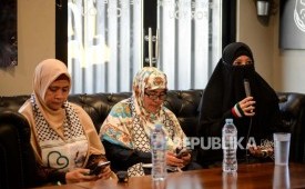 Sekjen Aliansi Indonesia Bela Al-Quds Maimon Herawati (tengah), Ketua Khadeejati Foundation Peggy Melati Sukma (kanan), Anggota Adara Relief Internasional Sri Vira Chandra (kiri) saat konferensi pers terkait kondisi anak Al-quds di Jakarta, Senin (2/3).