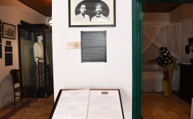 Pengunjung mengamati koleksi yang terdapat di Museum HOS Tjokroaminoto di Jalan Peneleh VII No 29, Surabaya, Jawa Timur, Senin (28/1/2019).