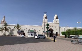 Masjid Bir Ali tampak dari kejauhan, Jumat (12/7), Madinah. Tempat ini merupakan awal miqat jamaah haji Indonesia dari Madinah menuju Makkah. Jamaah haji Indonesia akan memulai ihram dan niat miqat dari Masjid Bir Ali. 