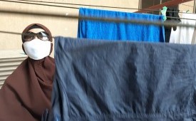 Seorang anggota jamaah haji Indonesia sedang mengambil pakaian yang sudah selesai dijemur di sebuah hotel di Makkah, Arab Saudi. (ilustrasi)