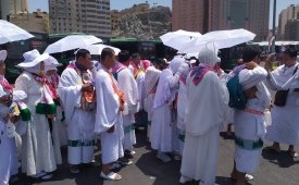Jamaah haji menggunakan payung akibat cuaca yang sangat terik di Pos Terminak Syib Amir  Makkah, Senin (5/8).  Cuaca di Makkah pada siang hari mencapai 41 derajat Celsius dan malam 33 derajat Celsius 