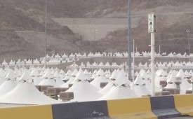 Tampak sejumlah tenda jamaah haji yang ada di Mina, Senin (5/8) sore  waktu Arab Saudi. Tenda-tenda tersebut akan digunakan jamaah haji dari berbagai negara untuk persiapan melontar jumrah setelah wukuf di Arafah dan Mabit di Muzdalifah. 