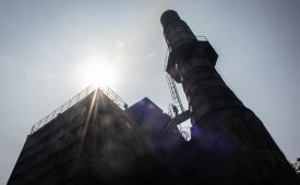 Petugas laboratorium Dinas Lingkungan Hidup DKI Jakarta memeriksa cerobong asap di pabrik peleburan baja PT Hong Xin Steel, Cakung, Jakarta.