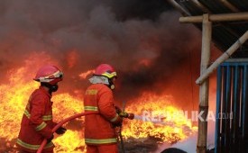Ilustrasi petugas pemadam kebakaran memadamkan api. Terdengar ledakan keras dari Kilang Minyak Putri Tujuh Pertamina RU II Dumai, Sabtu (1/4/2023). Ledakan tersebut mengakibatkan kebakaran.