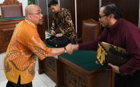 Ketua Fakta Azas Tigor Nainggolan (kiri) ditunjuk Pj Gubernur Heru Budi Hartono sebagai Komisaris PT LRT Jakarta.